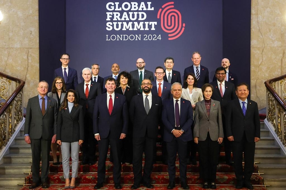 이상민 행정안전부 장관이 11일(현지시간) 영국 런던에서 열린 ‘글로벌 사기범죄방지 정상회의(Global Fraud Summit)’에 참석해 영국 등 11개국 대표들과 기념 촬영을 하고 있다. 
