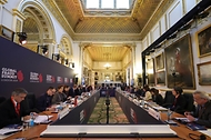 이상민 행정안전부 장관이 11일(현지시간) 영국 런던에서 열린 ‘글로벌 사기범죄방지 정상회의(Global Fraud Summit)’에 참석해 영국 등 11개국 대표들의 발표를 경청하고 있다. 
