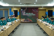 남성현 산림청장이 13일 대전 서구 정부대전청사에서 ‘소나무재선충병 방제를 위한 합동 대책회의’를 주재하고 있다. 이날 대책회의에서는 기관별 방제 추진상황, 봄철 소나무류 무단이동 단속계획, 재선충병 확산 방지 대책 등을 공유했다.