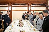 윤석열 대통령이 12일 청와대 상춘재에서 ‘종교지도자 오찬 간담회’를 갖고 자리에 앉고 있다. 