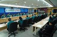 남성현 산림청장이 13일 대전 서구 정부대전청사에서 ‘소나무재선충병 방제를 위한 합동 대책회의’를 주재하고 있다. 이날 대책회의에서는 기관별 방제 추진상황, 봄철 소나무류 무단이동 단속계획, 재선충병 확산 방지 대책 등을 공유했다.