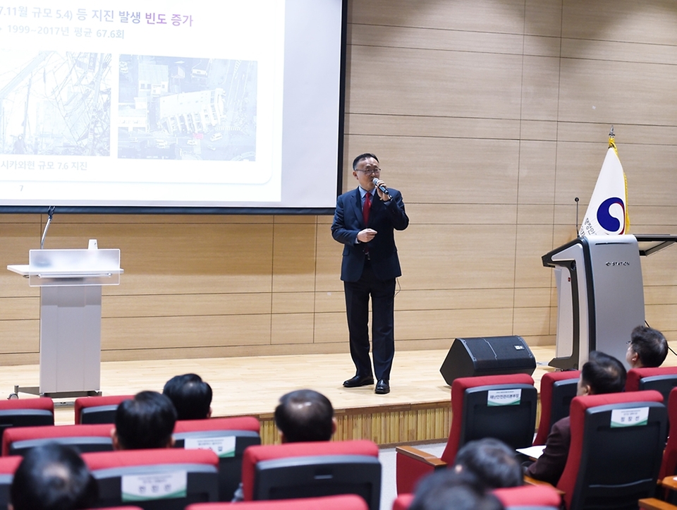 이한경 행정안전부 재난안전관리본부장이 12일 충남 공주 국가민방위재난안전교육원에서 열린 2024년 지방자치단체장 재난안전교육에서 특강하고 있다. 이날 교육은 ‘국가 재난안전 정책 방향’을 주제로 진행됐다.