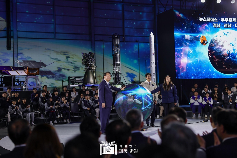 윤석열 대통령이 13일 경남 사천시 한국항공우주산업(KAI)에서 열린 ‘대한민국 우주산업 클러스터 출범식’에서 출범 퍼포먼스를 하고 있다.