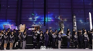 윤석열 대통령이 13일 경남 사천시 한국항공우주산업(KAI)에서 열린 ‘대한민국 우주산업 클러스터 출범식’에서 국기에 대한 경례를 하고 있다.