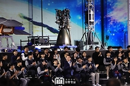 윤석열 대통령이 13일 경남 사천시 한국항공우주산업(KAI)에서 열린 ‘대한민국 우주산업 클러스터 출범식’에서 박수를 치고 있다.