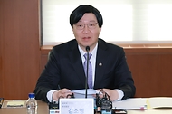 김소영 금융위원회 부위원장이 14일 오전 서울 여의도 한국거래소에서 개최한 '기업 밸류업 지원방안 관련 기관투자자 간담회'에서 주요 연기금(국민연금공단, 공무원연금공단, 우정사업본부) 및 자산운용사, 보험사, 증권사 등 기관투자자 10개사 등과 기관투자자와 밀접히 관련된 스튜어드십코드 반영, 코리아 밸류업 지수 개발 등에 대해 집중 논의하고 있다.