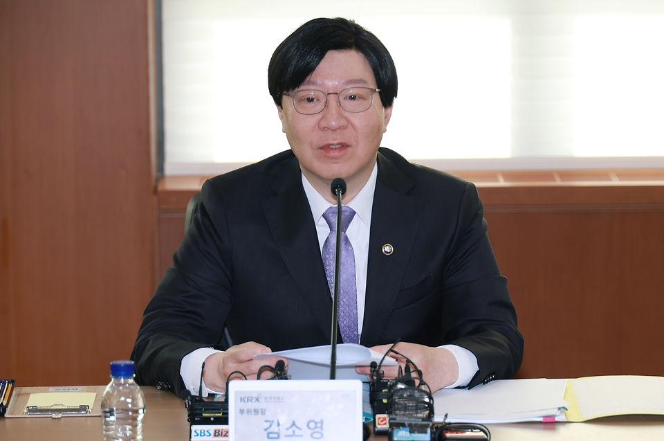 김소영 금융위원회 부위원장이 14일 오전 서울 여의도 한국거래소에서 개최한 '기업 밸류업 지원방안 관련 기관투자자 간담회'에서 주요 연기금(국민연금공단, 공무원연금공단, 우정사업본부) 및 자산운용사, 보험사, 증권사 등 기관투자자 10개사 등과 기관투자자와 밀접히 관련된 스튜어드십코드 반영, 코리아 밸류업 지수 개발 등에 대해 집중 논의하고 있다.