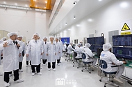 윤석열 대통령이 13일 경남 사천시 한국항공우주산업(KAI) 우주센터를 방문해 시설을 둘러보고 있다. 