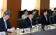 김소영 금융위원회 부위원장이 14일 오전 서울 여의도 한국거래소에서 개최한 '기업 밸류업 지원방안 관련 기관투자자 간담회'에서 주요 연기금(국민연금공단, 공무원연금공단, 우정사업본부) 및 자산운용사, 보험사, 증권사 등 기관투자자 10개사 등과 기관투자자와 밀접히 관련된 스튜어드십코드 반영, 코리아 밸류업 지수 개발 등에 대해 집중 논의하고 있다.