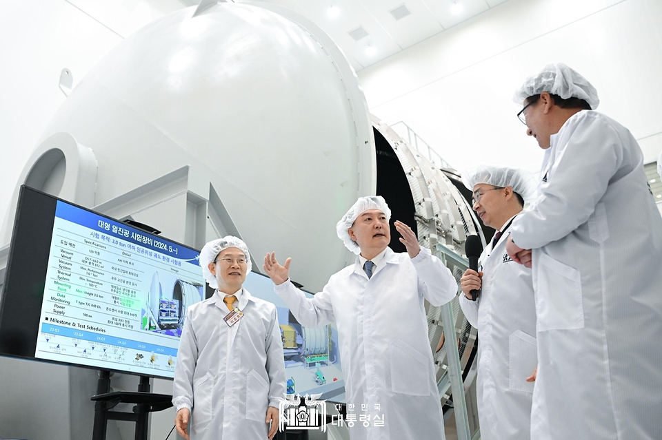 윤석열 대통령이 13일 경남 사천시 한국항공우주산업(KAI) 우주센터를 방문해 궤도환경시험실을 시찰하고 있다. 