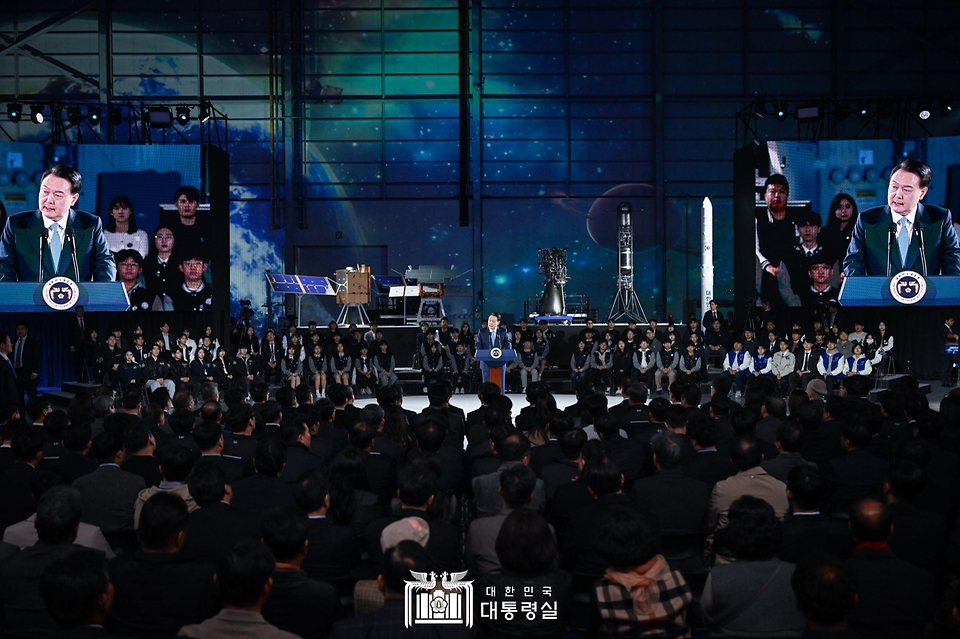 윤석열 대통령이 13일 경남 사천시 한국항공우주산업(KAI)에서 열린 ‘대한민국 우주산업 클러스터 출범식’에서 축사를 하고 있다.