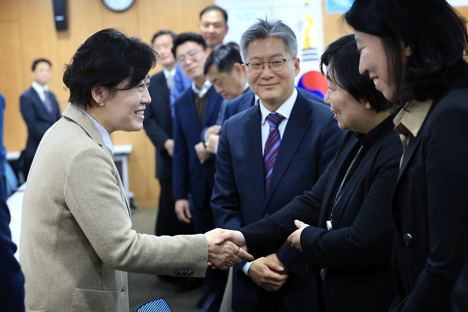 송미령 농림축산식품부 장관이 13일 정부세종청사에서 열린 ‘농림축산식품부 해외 주재관·파견관 회의’에서 참석자들과 악수하고 있다.