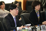 김소영 금융위원회 부위원장이 14일 오전 서울 여의도 한국거래소에서 개최한 '기업 밸류업 지원방안 관련 기관투자자 간담회'에서 주요 연기금(국민연금공단, 공무원연금공단, 우정사업본부) 및 자산운용사, 보험사, 증권사 등 기관투자자 10개사 등과 기관투자자와 밀접히 관련된 스튜어드십코드 반영, 코리아 밸류업 지수 개발 등에 대해 집중 논의하고 있다.