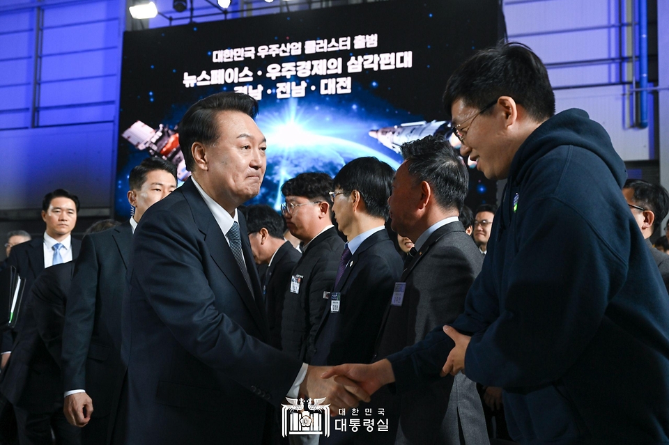 윤석열 대통령이 13일 경남 사천시 한국항공우주산업(KAI)에서 열린 ‘대한민국 우주산업 클러스터 출범식’에서 참석자와 인사하고 있다.