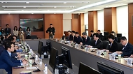 김소영 금융위원회 부위원장이 14일 오전 서울 여의도 한국거래소에서 개최한 '기업 밸류업 지원방안 관련 기관투자자 간담회'에서 주요 연기금(국민연금공단, 공무원연금공단, 우정사업본부) 및 자산운용사, 보험사, 증권사 등 기관투자자 10개사 등과 기관투자자와 밀접히 관련된 스튜어드십코드 반영, 코리아 밸류업 지수 개발 등에 대해 집중 논의하고 있다.