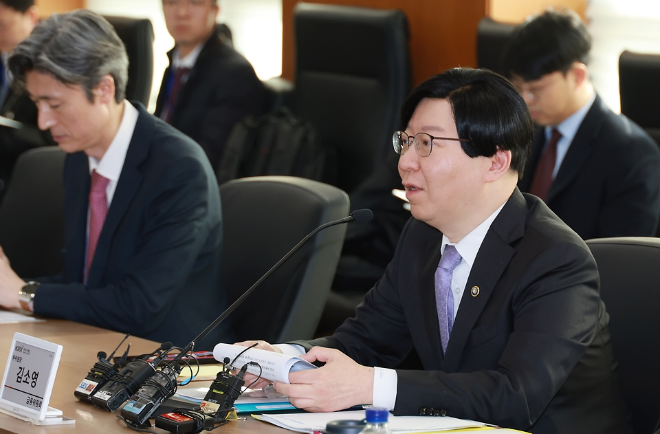 김소영 금융위원회 부위원장이 14일 오전 서울 여의도 한국거래소에서 개최한 '기업 밸류업 지원방안 관련 기관투자자 간담회'에서 주요 연기금(국민연금공단, 공무원연금공단, 우정사업본부) 및 자산운용사, 보험사, 증권사 등 기관투자자 10개사 등과 기관투자자와 밀접히 관련된 스튜어드십코드 반영, 코리아 밸류업 지수 개발 등에 대해 집중 논의하고 있다.