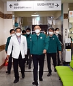 이한경 행정안전부 재난안전관리본부장이 14일 대구의료원을 방문해 의료시설 등 비상진료체계를 점검하고 있다.