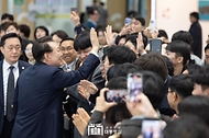윤석열 대통령이 14일 전남 무안군 전남도청에서 열린 ‘미래산업과 문화로 힘차게 도약하는 전남’을 주제로 열린 ‘스무 번째 국민과 함께하는 민생토론회’를 마친 뒤 전남도청 직원들과 인사하고 있다.