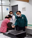 이한경 행정안전부 재난안전관리본부장이 14일 대구의료원을 방문해 의료시설 등 비상진료체계를 점검하며 의료진을 격려하고 있다.