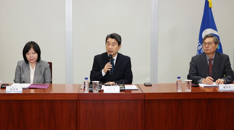 이주호 사회부총리 겸 교육부 장관이 14일 경기도 성남시 수정구 가천대학교 글로컬캠퍼스에서 열린 의대생 단체행동 관련 가천대 의과대학 간담회에서 모두발언을 하고 있다. 이날 간담회는 의대 학사 운영이 원활하지 않은 상황에서 학생들의 학습권을 보호하기 위한 적극적인 노력을 대학에 당부하고자 마련됐다. 