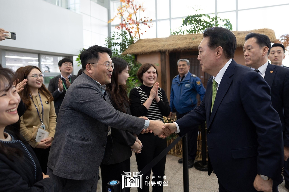 윤석열 대통령이 14일 전남 무안군 전남도청에서 열린 ‘미래산업과 문화로 힘차게 도약하는 전남’을 주제로 열린 ‘스무 번째 국민과 함께하는 민생토론회’ 참석에 앞서 전남도청 직원들과 인사하고 있다.
