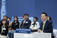 윤석열 대통령이 14일 전남 무안군 전남도청에서 열린 ‘미래산업과 문화로 힘차게 도약하는 전남’을 주제로 열린 ‘스무 번째 국민과 함께하는 민생토론회’에서 발언하고 있다.