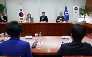 이주호 사회부총리 겸 교육부 장관이 14일 경기도 성남시 수정구 가천대학교 글로컬캠퍼스에서 총장, 의대학장 등 대학관계자와 간담회를 하고 있다. 이날 간담회는 의대 학사 운영이 원활하지 않은 상황에서 학생들의 학습권을 보호하기 위한 적극적인 노력을 대학에 당부하고자 마련됐다. 