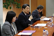 이주호 사회부총리 겸 교육부 장관이 14일 경기도 성남시 수정구 가천대학교 글로컬캠퍼스에서 총장, 의대학장 등 대학관계자와 간담회를 하고 있다. 이날 간담회는 의대 학사 운영이 원활하지 않은 상황에서 학생들의 학습권을 보호하기 위한 적극적인 노력을 대학에 당부하고자 마련됐다. 