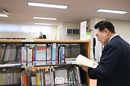 윤석열 대통령이 14일 전남 무안군 오룡초등학교 도서관에서 늘봄학교 간담회를 마친 뒤 도서관을 둘러보고 있다.