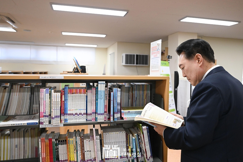 윤석열 대통령이 14일 전남 무안군 오룡초등학교 도서관에서 늘봄학교 간담회를 마친 뒤 도서관을 둘러보고 있다.