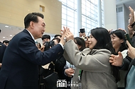 윤석열 대통령이 14일 전남 무안군 전남도청에서 열린 ‘미래산업과 문화로 힘차게 도약하는 전남’을 주제로 열린 ‘스무 번째 국민과 함께하는 민생토론회’를 마친 뒤 전남도청 직원들과 인사하고 있다.