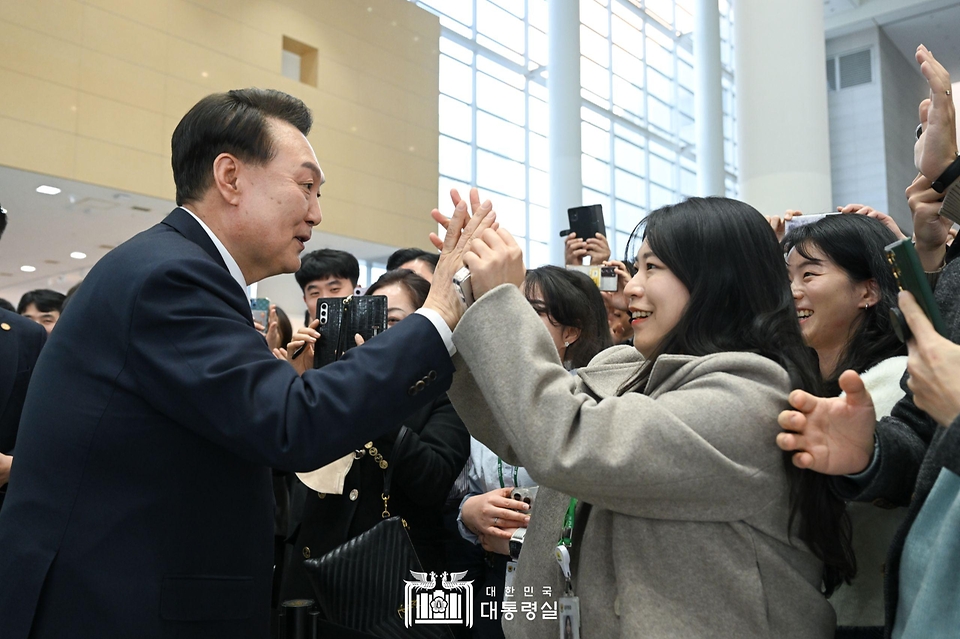윤석열 대통령이 14일 전남 무안군 전남도청에서 열린 ‘미래산업과 문화로 힘차게 도약하는 전남’을 주제로 열린 ‘스무 번째 국민과 함께하는 민생토론회’를 마친 뒤 전남도청 직원들과 인사하고 있다.