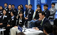 윤석열 대통령이 14일 전남 무안군 전남도청에서 열린 ‘미래산업과 문화로 힘차게 도약하는 전남’을 주제로 열린 ‘스무 번째 국민과 함께하는 민생토론회’에서 발언하고 있다.