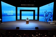 한덕수 국무총리가 3·15의거 64주년을 맞이해 15일 경남 창원시 마산회원구 3·15 아트센터에서 열린 기념식에 참석해 축사하고 있다.