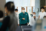 한덕수 국무총리가 의대 증원을 둘러싸고 의정간 갈등이 계속되고 있는 15일 경남 창원시 마산합포구 마산의료원을 방문해 현장을 둘러보고 있다.