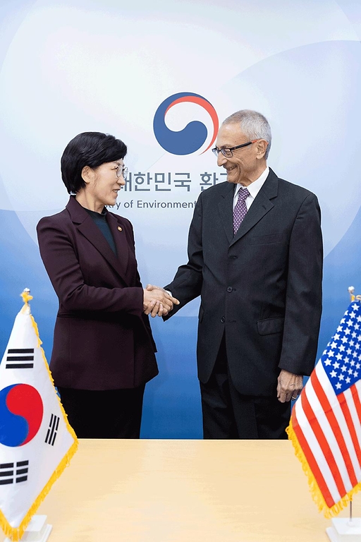 한화진 환경부 장관이 12일 서울 서초구 한강홍수통제소에서 존 포데스타(John Podesta) 미국 대통령 국제기후정책 선임고문과 만나 면담에 앞서 악수하며 기념 촬영을 하고 있다. 