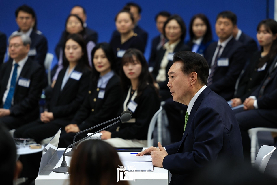 윤석열 대통령이 14일 전남 무안군 전남도청에서 열린 ‘미래산업과 문화로 힘차게 도약하는 전남’을 주제로 열린 ‘스무 번째 국민과 함께하는 민생토론회’에서 발언하고 있다.