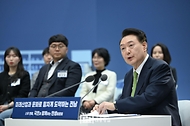 윤석열 대통령이 14일 전남 무안군 전남도청에서 열린 ‘미래산업과 문화로 힘차게 도약하는 전남’을 주제로 열린 ‘스무 번째 국민과 함께하는 민생토론회’에서 발언하고 있다.