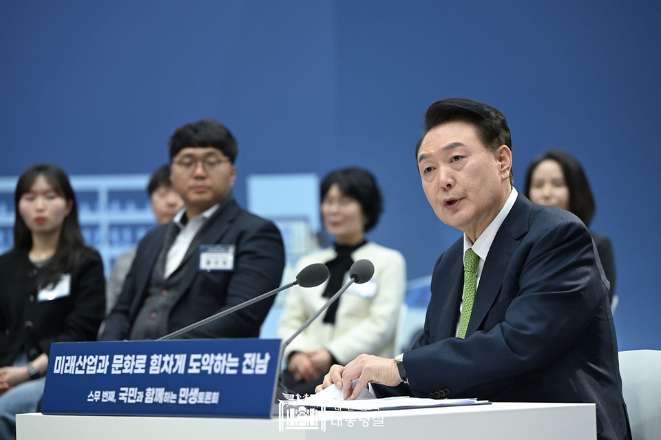 윤석열 대통령이 14일 전남 무안군 전남도청에서 열린 ‘미래산업과 문화로 힘차게 도약하는 전남’을 주제로 열린 ‘스무 번째 국민과 함께하는 민생토론회’에서 발언하고 있다.