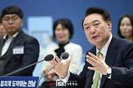 윤석열 대통령이 14일 전남 무안군 전남도청에서 열린 ‘미래산업과 문화로 힘차게 도약하는 전남’을 주제로 열린 ‘스무 번째 국민과 함께하는 민생토론회’에서 발언하고 있다.