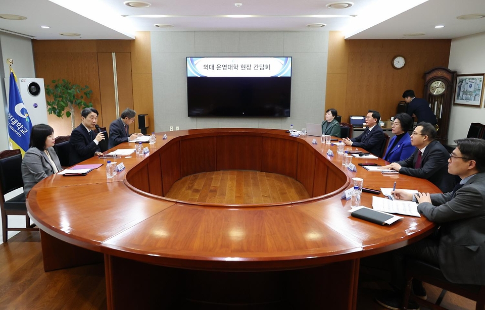 이주호 사회부총리 겸 교육부 장관이 14일 경기도 성남시 수정구 가천대학교 글로컬캠퍼스에서 열린 의대생 단체행동 관련 가천대 의과대학 간담회에서 인사말을 하고 있다. 이날 간담회는 의대 학사 운영이 원활하지 않은 상황에서 학생들의 학습권을 보호하기 위한 적극적인 노력을 대학에 당부하고자 마련됐다. 