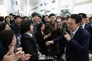 윤석열 대통령이 14일 전남 무안군 전남도청에서 열린 ‘미래산업과 문화로 힘차게 도약하는 전남’을 주제로 열린 ‘스무 번째 국민과 함께하는 민생토론회’ 참석에 앞서 전남도청 직원들과 인사하고 있다.