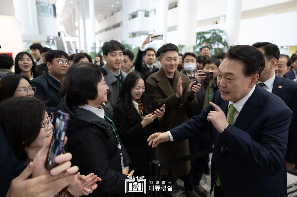 윤석열 대통령이 14일 전남 무안군 전남도청에서 열린 ‘미래산업과 문화로 힘차게 도약하는 전남’을 주제로 열린 ‘스무 번째 국민과 함께하는 민생토론회’ 참석에 앞서 전남도청 직원들과 인사하고 있다.