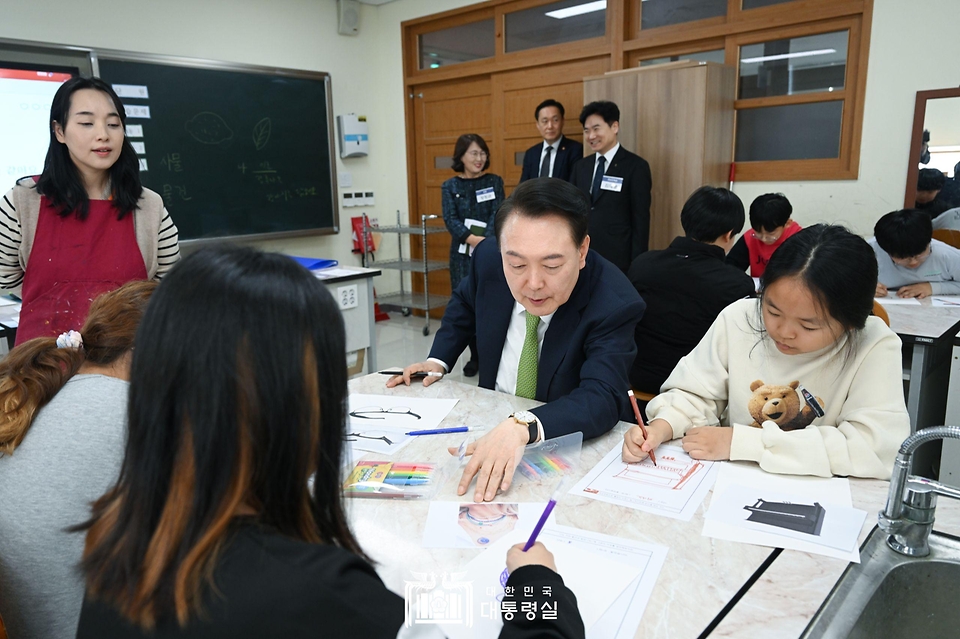 윤석열 대통령이 14일 전남 무안군 오룡초등학교를 방문해 늘봄 창의미술 프로그램을 참관하던 중 학생들과 함께 프로그램에 참여하고 있다. 