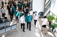 한덕수 국무총리가 의대 증원을 둘러싸고 의정간 갈등이 계속되고 있는 15일 경남 창원시 마산합포구 마산의료원을 방문해 현장을 둘러보고 있다.