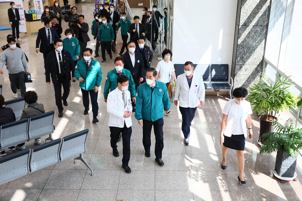 한덕수 국무총리가 의대 증원을 둘러싸고 의정간 갈등이 계속되고 있는 15일 경남 창원시 마산합포구 마산의료원을 방문해 현장을 둘러보고 있다.