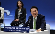 윤석열 대통령이 14일 전남 무안군 전남도청에서 열린 ‘미래산업과 문화로 힘차게 도약하는 전남’을 주제로 열린 ‘스무 번째 국민과 함께하는 민생토론회’에서 미소짓고 있다.