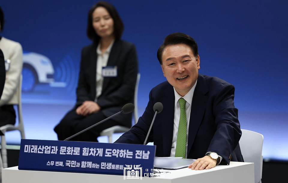윤석열 대통령이 14일 전남 무안군 전남도청에서 열린 ‘미래산업과 문화로 힘차게 도약하는 전남’을 주제로 열린 ‘스무 번째 국민과 함께하는 민생토론회’에서 미소짓고 있다.