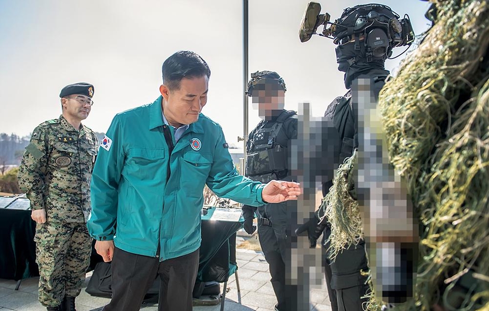 신원식 국방부 장관이 13일 경기 이천시 육군특수전사령부를 방문해 대비태세를 점검하고, 특전요원들을 격려하고 있다.