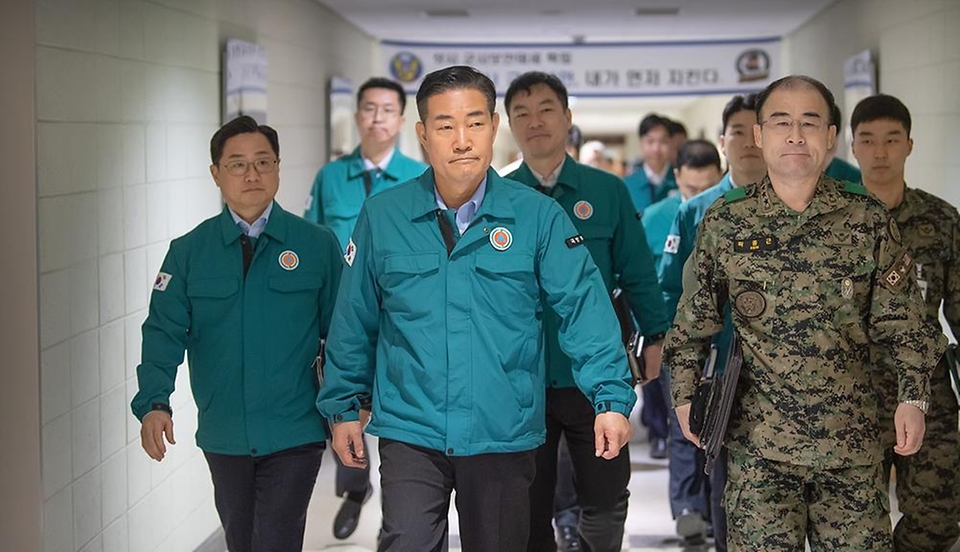 신원식 국방부 장관이 13일 경기 이천시 육군특수전사령부를 방문해 대비태세를 점검하고 있다.